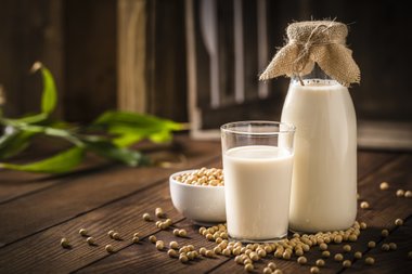 bebida vegetal em garrafa e copo