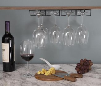 Porta-taças com taças e taça com vinho queijos em tábua uva e garrafa de vinha