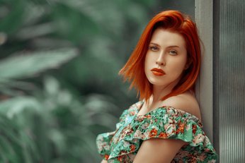 mulher ruiva usando Blusa ombro a ombro florida