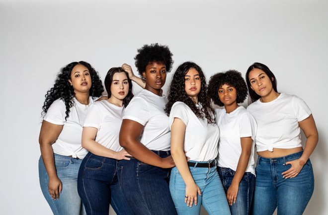seis mulheres usando calça jeans e camiseta branca