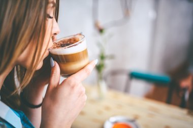 mulher tomando café