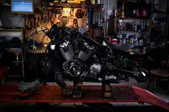 moto desmontada em uma oficina