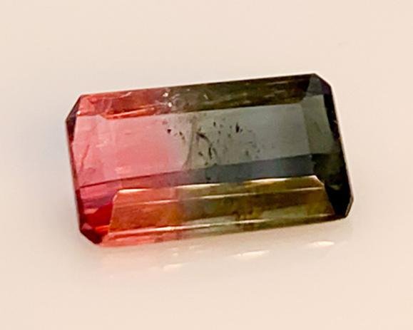 pedra preciosa turmalina bicolor