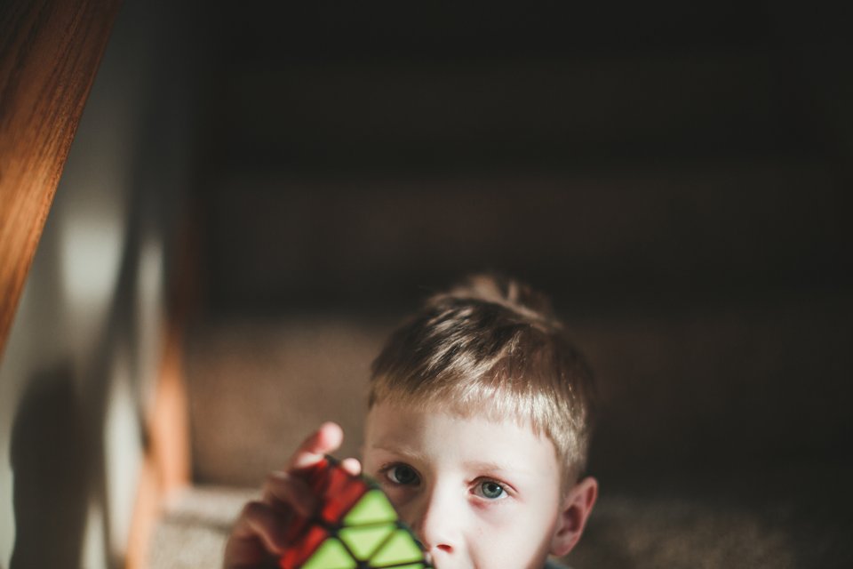 criança com cubo mágico