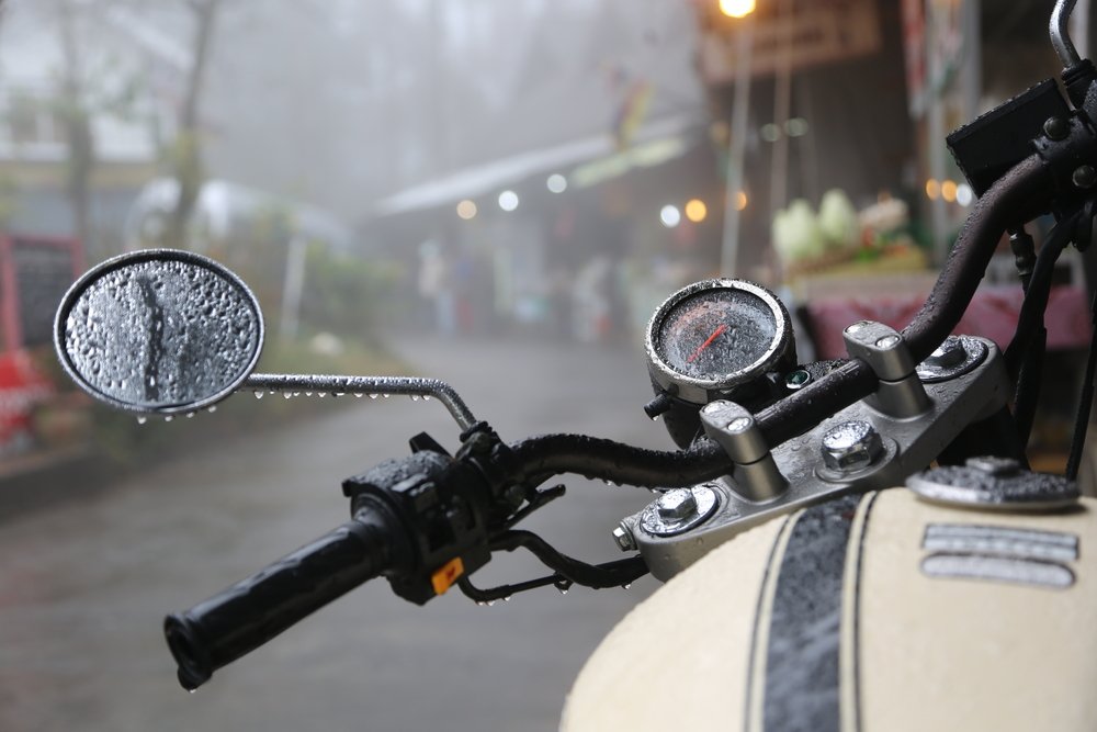 ME SOLTA TENHO Q PEGAR A MOTO PRA SAIR NA CHUVA DE MADRUGADA PRA