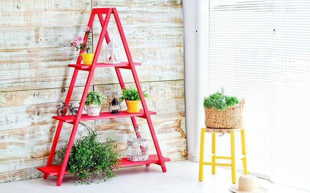 estante escada vermelha com vasos de plantas