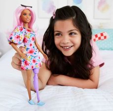 Boneco e boneca com perna protética