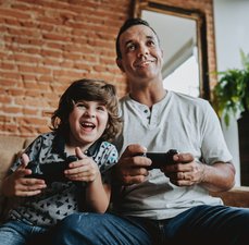 Os melhores jogos e acessórios pra presentear no Dia dos Pais