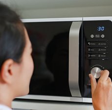 Micro-ondas Inverter ou convencional? Qual é o melhor pra sua cozinha?