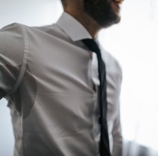 Como tirar mancha de desodorante da roupa​? Dica da Lu