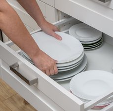 Como organizar o armário de cozinha de um jeito eficiente?