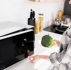 Micro-ondas: mitos e verdades sobre o impacto na sua saúde