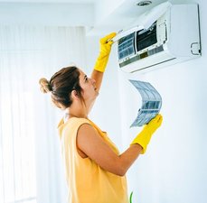 Ar-condicionado saindo água pela frente? Veja o que pode ser e como resolver