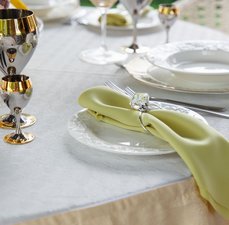 Como usar anéis de guardanapo pra elevar a decoração da sua mesa