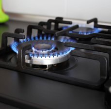 Fogão 4 bocas inox: vale mais a pena a versão a gás ou elétrica?