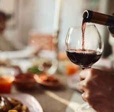Como abrir vinho sem saca-rolhas?