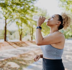 Como se manter hidratado no verão: dicas de alimentos e bebidas refrescantes