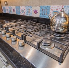 Fogão 5 bocas inox com forno grande: vale a pena?