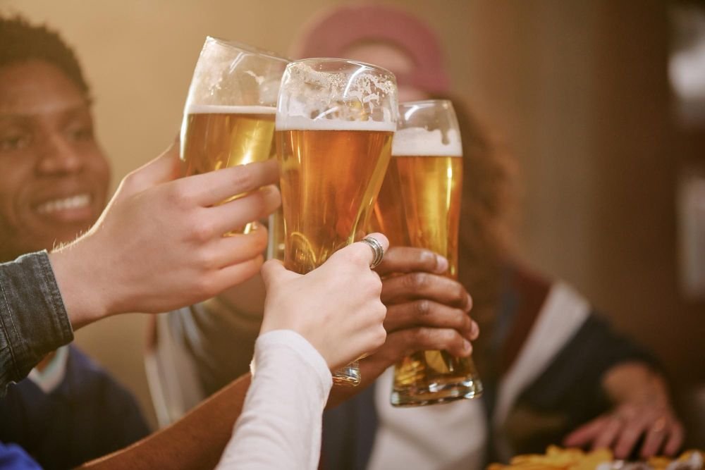 Grupo brindando com copos de cerveja