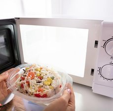 Qual plástico pode ir ao micro-ondas? Aprenda a identificar os potes seguros