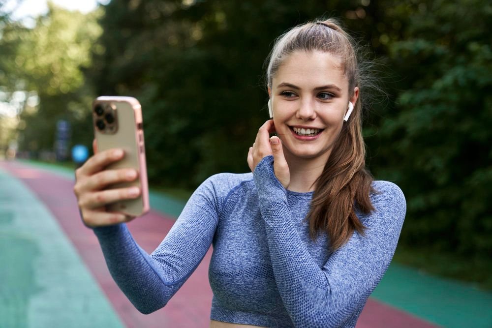 Mulher com roupas de corrida tirando selfie com iPhone 17 Air