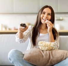 Pipoca de micro-ondas faz mal? O que você precisa saber