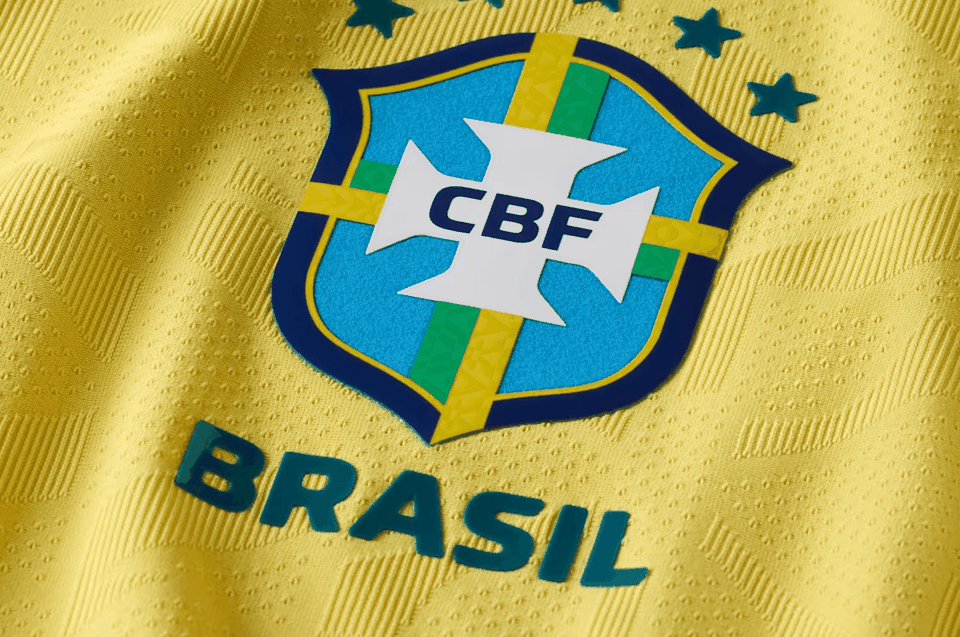 Close no logo da cbf na nova camisa do Brasil
