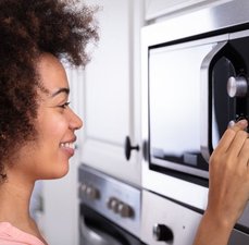 Micro-ondas não esquenta: o que pode ser e como resolver