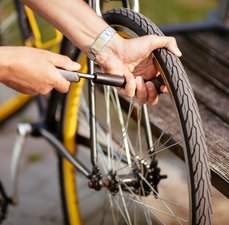 Como remendar pneu de bicicleta em casa: passo a passo fácil
