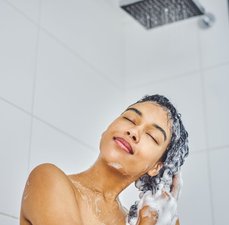 Como lavar o cabelo corretamente? Aprenda o passo a passo!