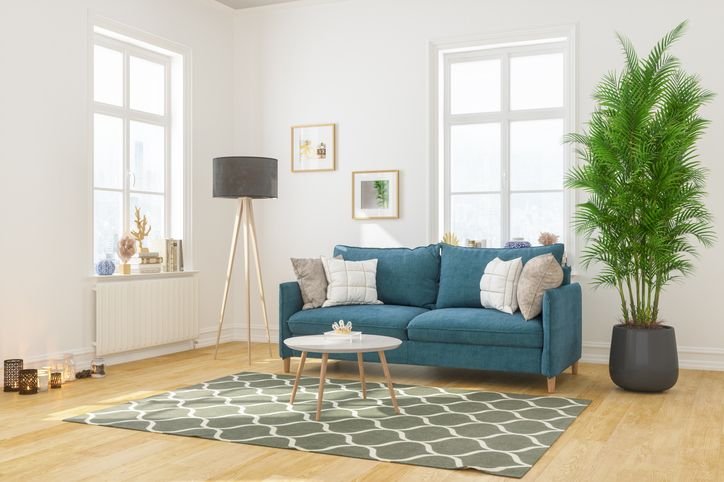 Sof&aacute; azul em uma sala moderna com almofadas coloridas.