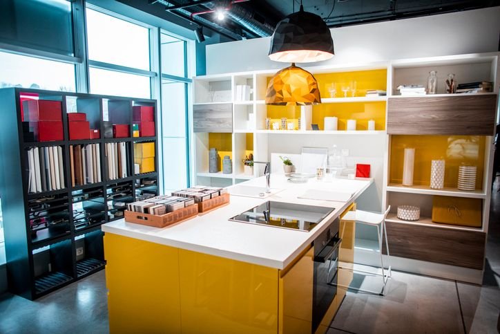 Imagem de arm&aacute;rio modulado de cozinha moderna com prateleiras brancas e arm&aacute;rio amarelo, ilumina&ccedil;&atilde;o de teto, ideal pra organiza&ccedil;&atilde;o de utens&iacute;lios e alimentos.