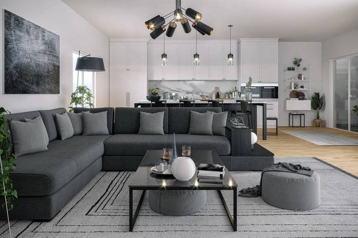 Sala de estar moderna e ampla com sof&aacute; cinza escuro, tapete claro, m&oacute;veis em madeira e luz natural pela janela