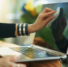 Como limpar a tela notebook: produtos e jeitos seguros pra usar