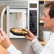 Qual embalagem pode ir no micro-ondas? Guia completo pra não errar