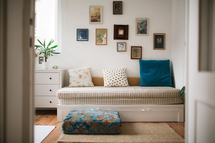 quarto aconchegante em uma casa, com sof&aacute;-cama retr&aacute;til pra receber visitas. 