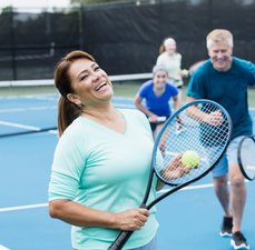 Como o tênis pode ser uma atividade familiar divertida