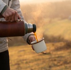 Garrafa de café térmica x copo térmico: Qual a melhor opção para manter o café quente?