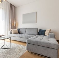 Qual cor de cortina combina com sofá cinza? Confira dicas pra acertar no visual