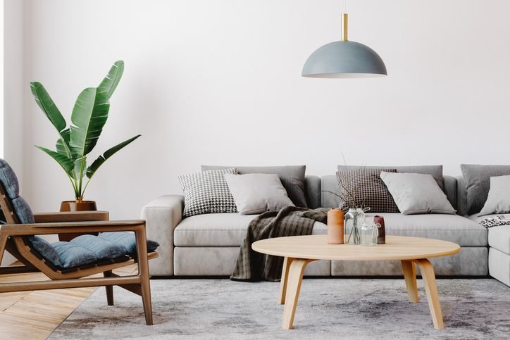 Sala de estar com um sofa com chaise cinza