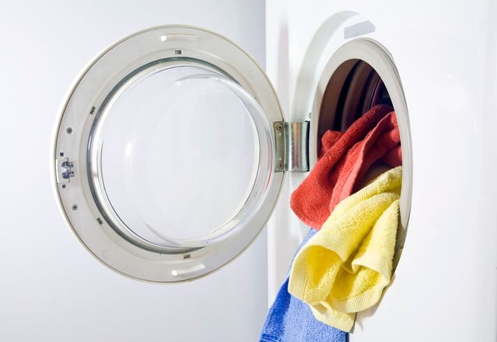 Toalhas na porta da lava e seca LG 12kg para lavagem e secagem eficiente.