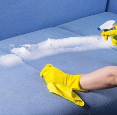 Como limpar tecido de sofá: passo a passo sem erro