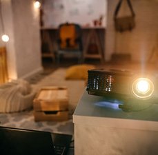 Projetor portátil pra viagens: como levar a magia do cinema pra qualquer lugar do mundo