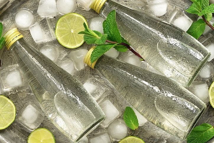 Garrafas gelada de ice sabor lim&atilde;o com gelo e frutas no gelo