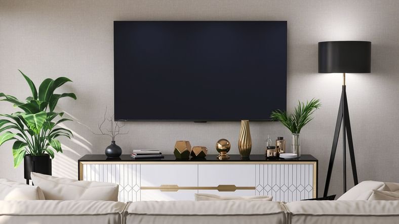 Sala moderna com TV 100 polegadas 4k instalada na parede acima de um rack decorado, criando uma experiência elegante e imersivapra filmes e séries.
