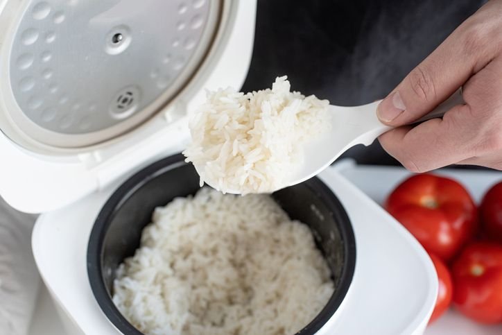 Panela el&eacute;trica de arroz com arroz branco pronto, representando qual a melhor panela el&eacute;trica de arroz pra uma rotina pr&aacute;tica.