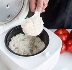 Como fazer arroz na panela de arroz elétrica?