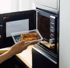 Como consertar um micro-ondas? Confira dicas pra resolver problemas comuns