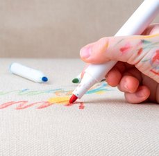 Como tirar mancha de caneta do sofá sem estragar?