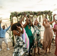 Vestido para casamento na praia: o guia completo pra convidadas arrasarem